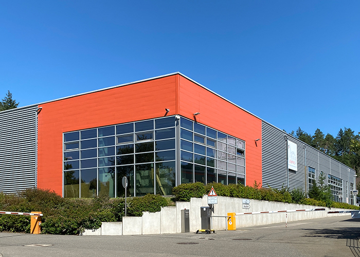 EMS Firmengebäude - rote Fassade